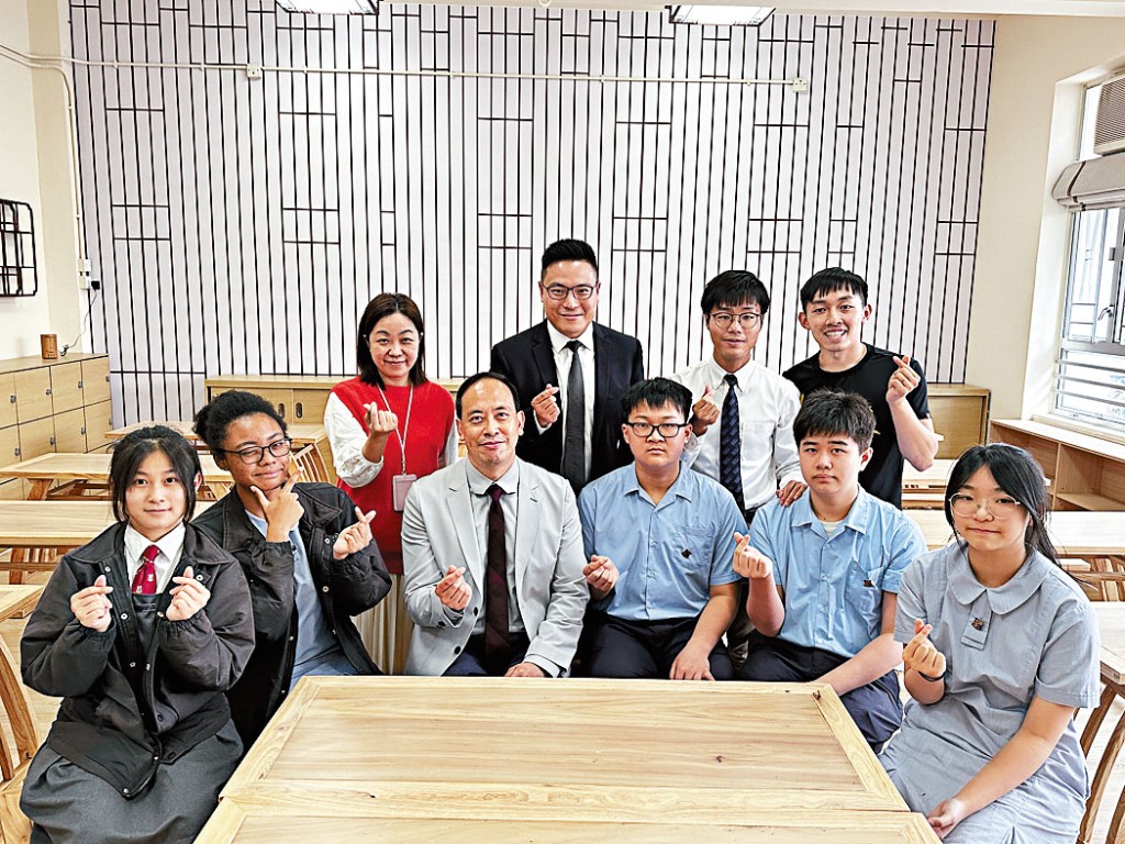 副校長馬志聰(後排左2)以「心靈疫苗」形容「協夢社」,學生通過活動學習新技能,有助提升自信心。