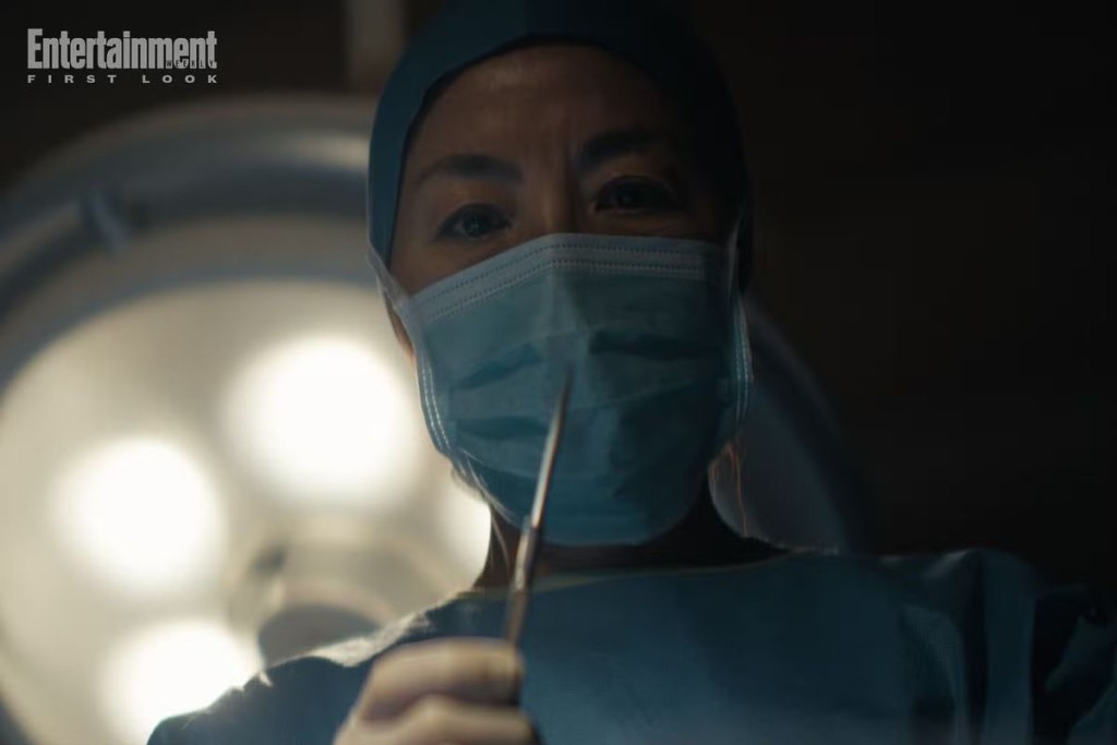 楊紫瓊為電影學習外科手術技巧。 楊紫瓊為電影學習外科手術技巧。