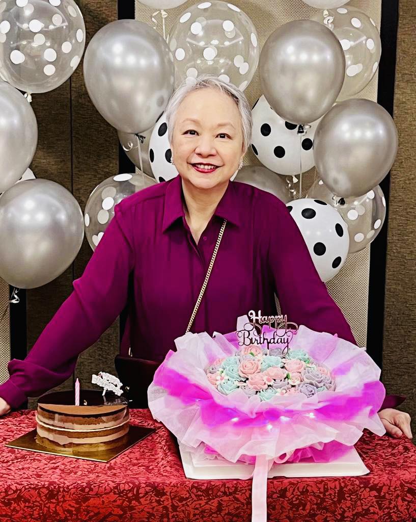 本月12日踏入66歲的陳秋霞，獲親友送上朱古力及花花造型蛋糕，慶祝舊曆生日。