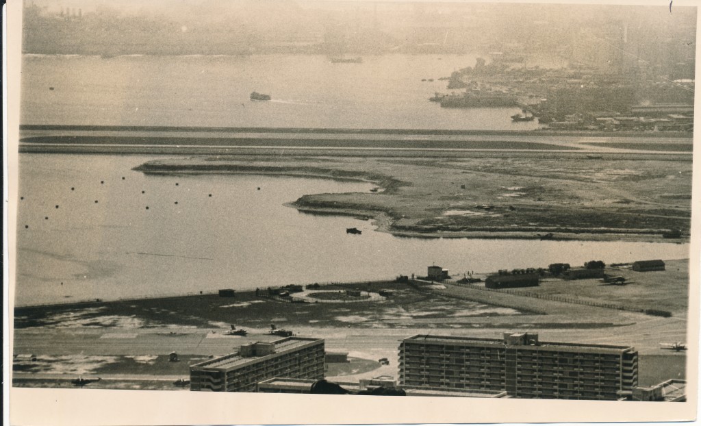 1967年啟德機場跑道擴建工程、增停機坪。資料圖片