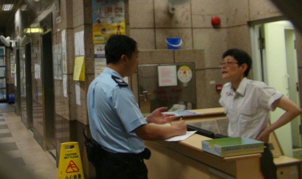 方向保安員了解死者背景。林思明攝