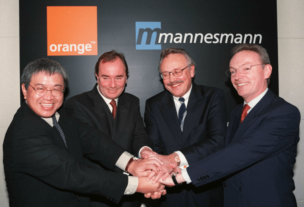 李嘉诚决定趁高估值将持有的Orange 44.8%股权出售，交易总值达到198亿英镑，为和黄带来1,130亿港元税前盈利。