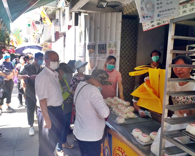餅店生意理想,不少市民排隊購買平安包。