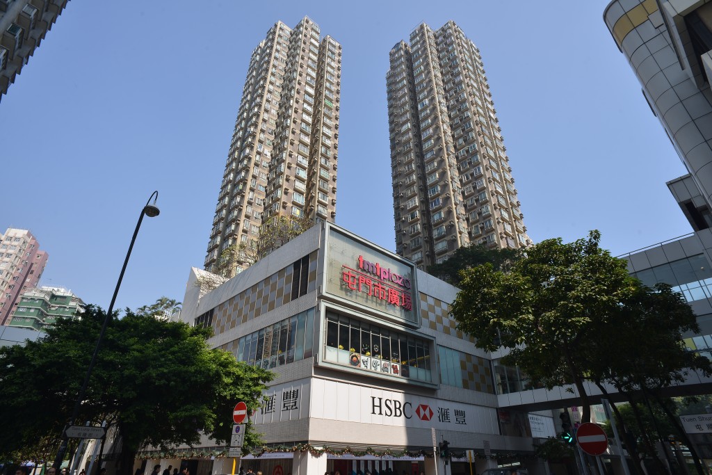 屯门市广场2座中层E室，面积约325方呎，以412万元成交。