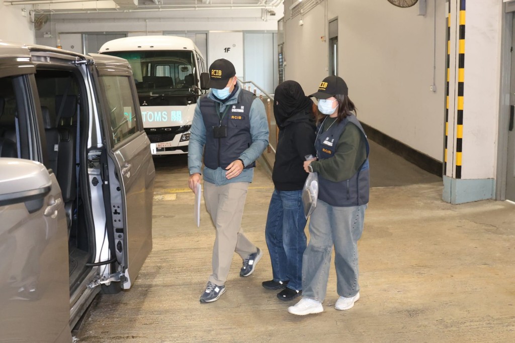 海关拘捕一名42岁女子。 海关拘捕一名42岁女子。