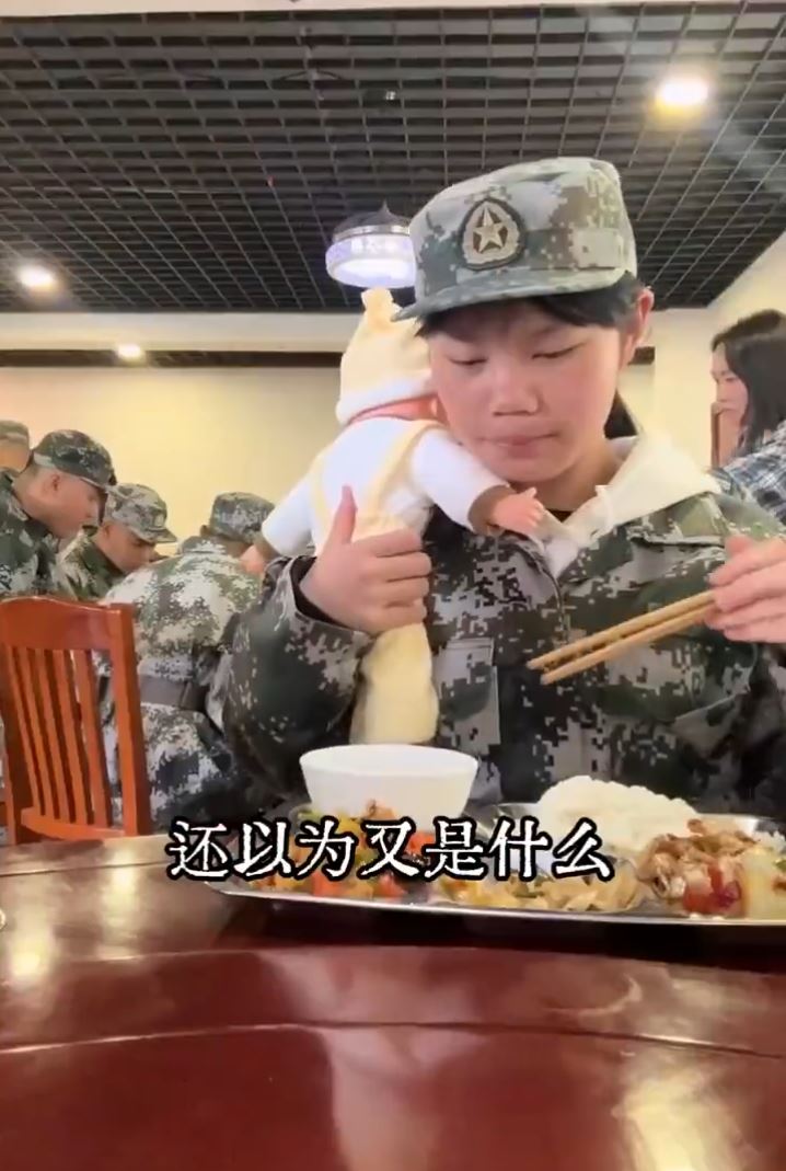 贵州有学校要学生孭BB公仔和陀西瓜，体验育儿之苦防早恋。抖音＠贵州综合教育孙老师