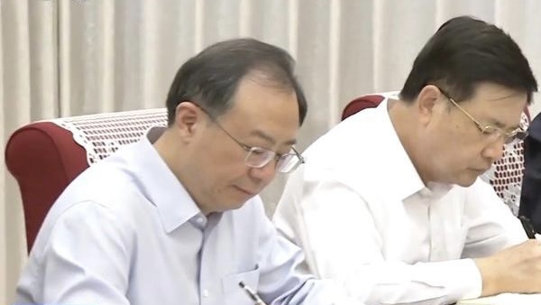 中共中央政治局第八次集体学习，王小洪（右）和吴政隆（左）坐在一起，此前坐在两人中间的李尚福不见踪影。 央视新闻联播