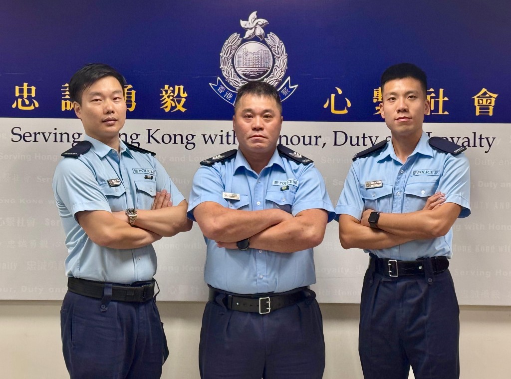 香港仔分區軍裝巡邏小隊警長張世健(中)、警員梁守鋒(左)及呂寶亨(右)指出,警察在危急關頭定必救急扶危。 香港仔分區軍裝巡邏小隊警長張世健(中)、警員梁守鋒(左)及呂寶亨(右)指出,警察在危急關頭定必救急扶危。
