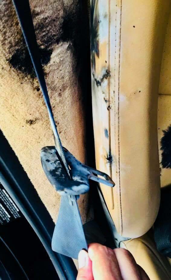 相片所見不但車身損毀，而內部的座位都有燒焦的痕跡。fb「台灣新聞記者聯盟資訊平台」專頁