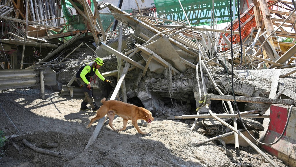 泰國興建中的拉瑪二路高架路塌陷，至少5人死亡。 美聯社