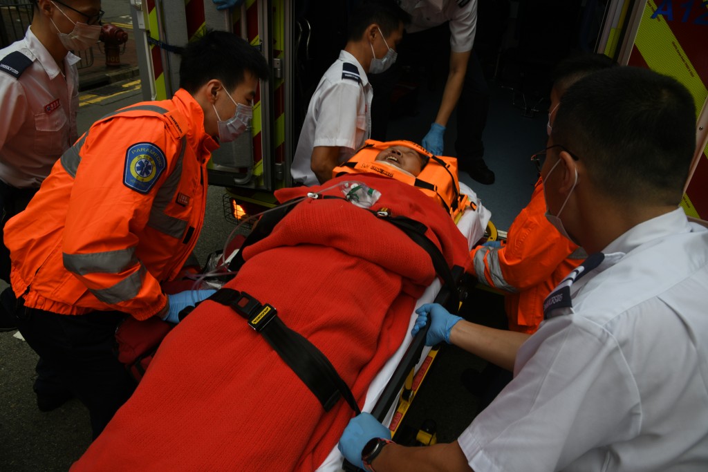 救護員到場將老婦送院搶救。資料圖片