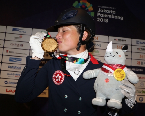 港將騎手蕭穎瑩伙拍馬匹「馬會縱橫」,為香港於今屆印尼亞運奪得首面金牌!王嘉豪攝