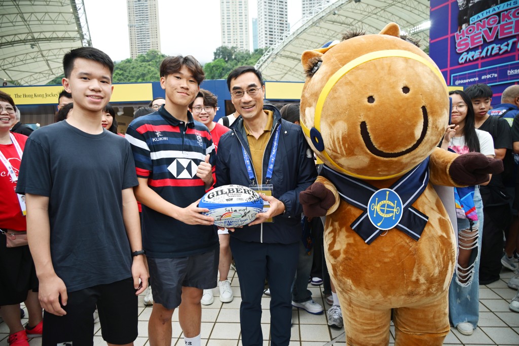 香港赛马会主席利子厚(右)亲临大球场与一众同学合照。苏正谦摄