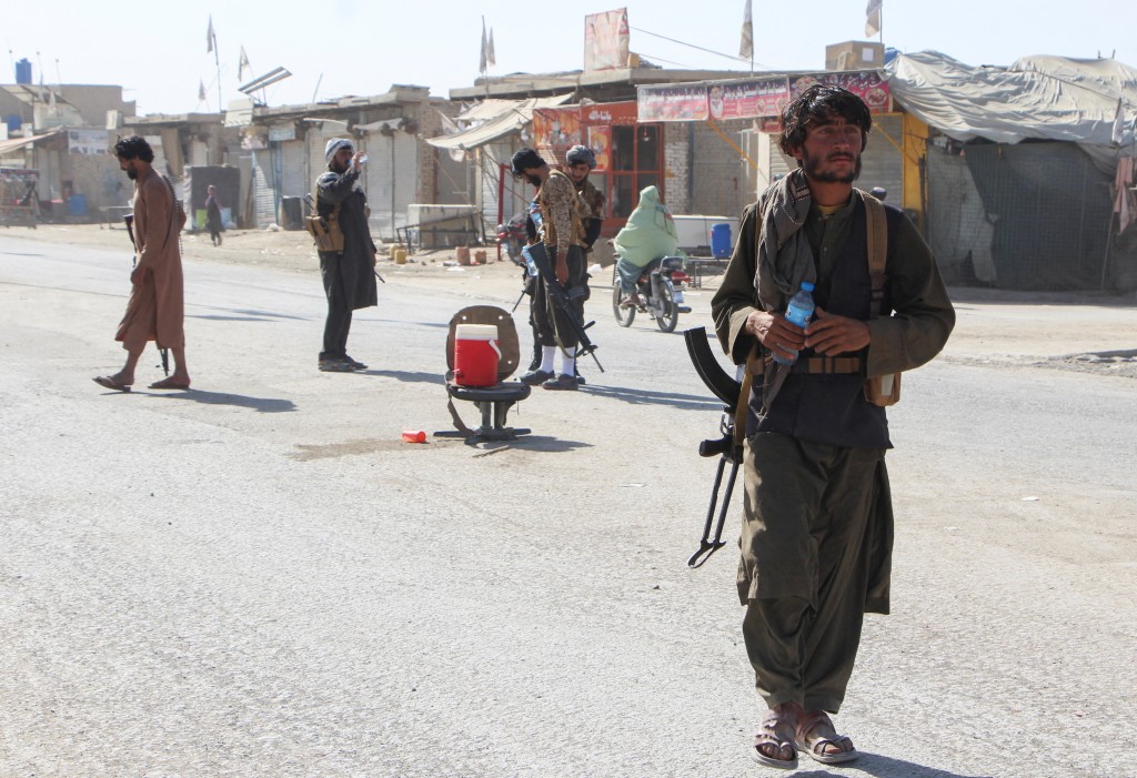 塔利班士兵因衝突頻繁在邊境巡邏候命。路透社