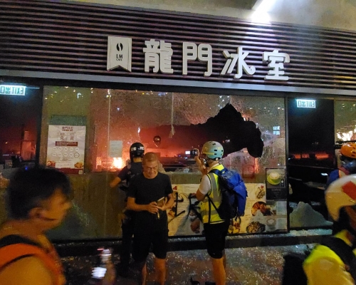 示威者破壞食肆。
