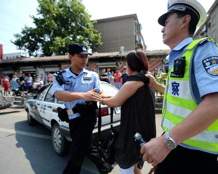 女司機最後被警噴射辣椒水強制帶上警車。