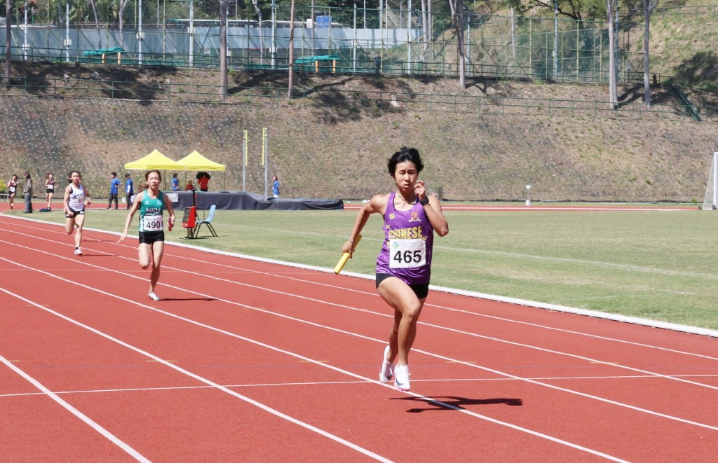 守尾門的中大女子接力隊成羅芷元。徐嘉華攝 守尾門的中大女子接力隊成羅芷元。徐嘉華攝