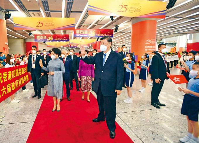 叶颖思在高铁站迎接国家主席习近平及夫人彭丽媛，更获得主席夫人用广东话向其问好。