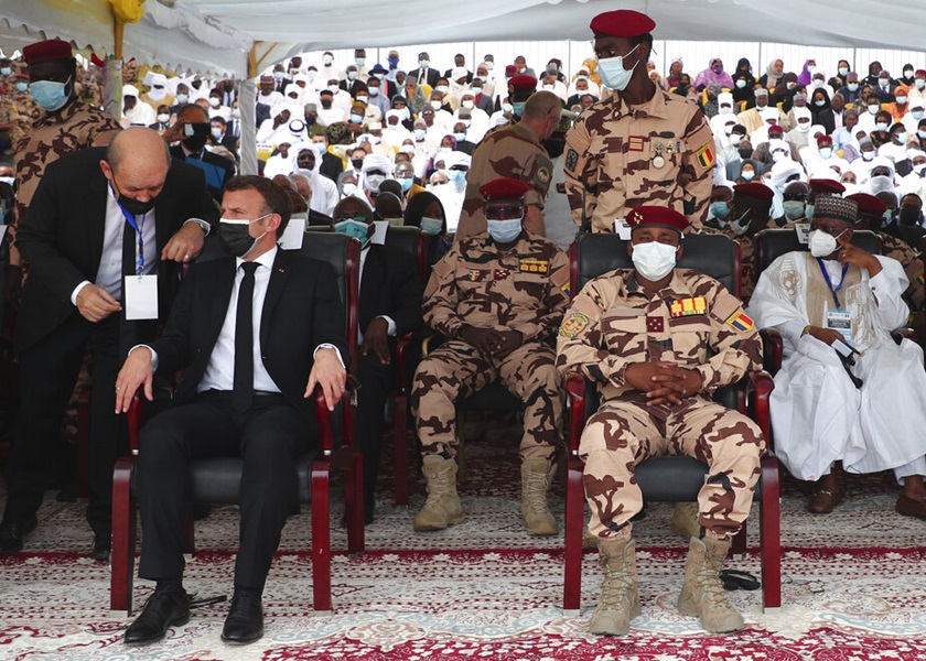 马克龙出席丧礼。AP图