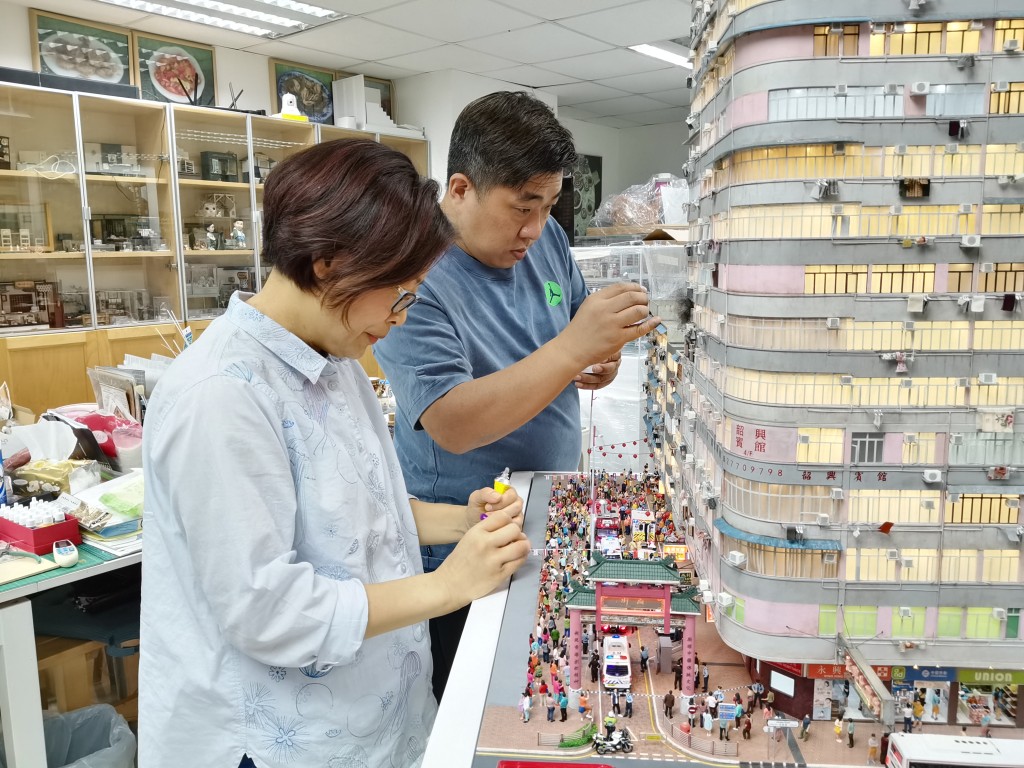 今次展出的《细看香港》微型艺术作品，俱出自本地微缩模型艺术工作室「TOMA Miniatures」两位创办人陈慧姬（Maggie）（左）、黎炽明（Tony）（右）以及一班学生的手
