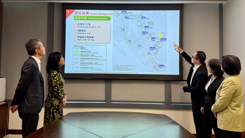 公務員團隊中負責工程規劃同事向陳美寶及常秘丘卓恒講解工程最新發展，形容引入新型運輸系統，令東九龍項目「翻生」。