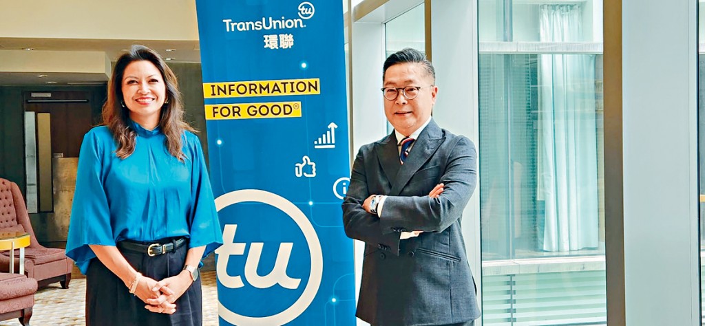 黃凱榮（右）對整體消費信貸市場仍有信心；左為林嘉儀。