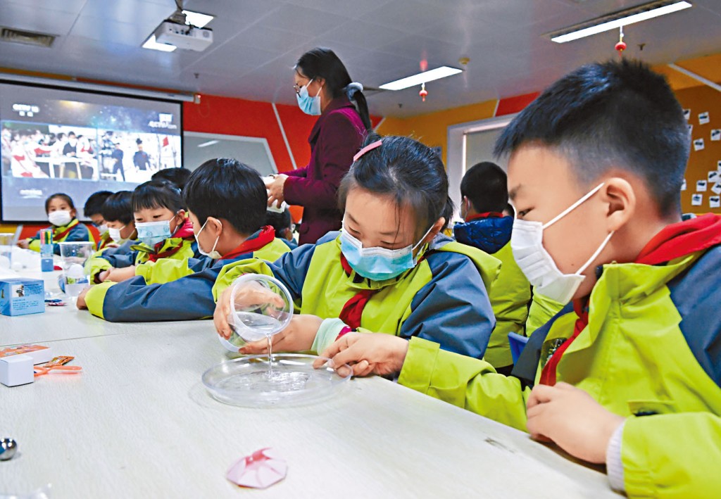 教育部禁止中小学入学报名采集学生家长职务和收入信息。