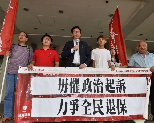 吳文遠(持咪)涉向梁振英拋擲三文治。