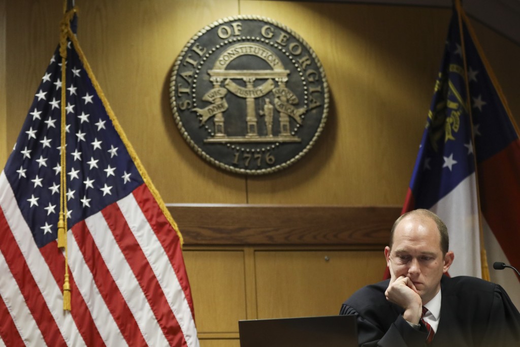外界关注法官的决定是否会影响乔治亚州案的检控程序。美联社