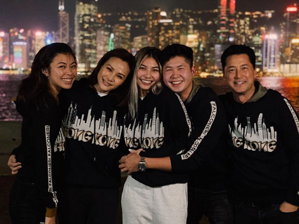 王敏德一家五口。