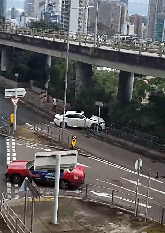 私家車撞向同一位置。fb：車cam L（香港群組）