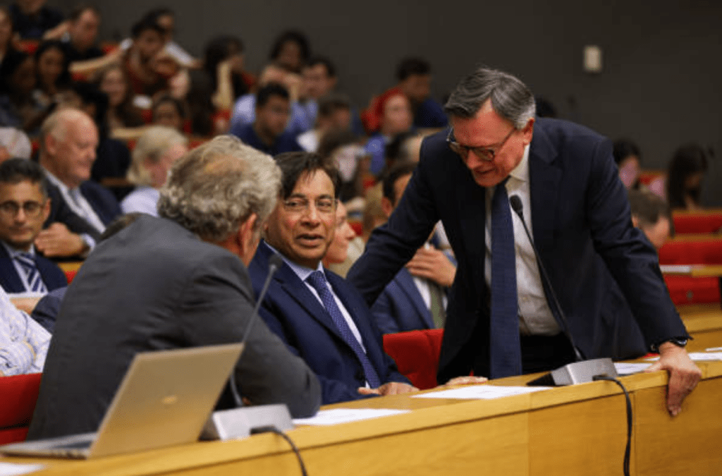 有傳米塔爾(中)因工黨改革超級富豪稅收制度而離開英國。X@LN_Mittal 有傳米塔爾(中)因工黨改革超級富豪稅收制度而離開英國。X@LN_Mittal