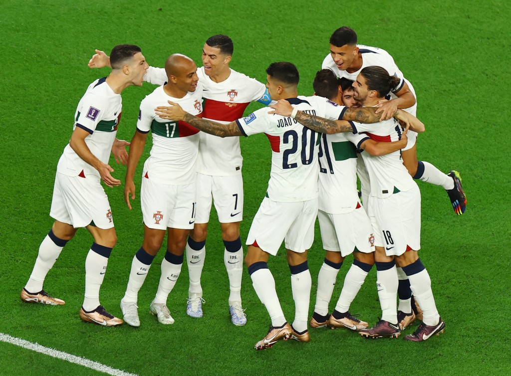 列卡度賀達五分鐘為葡萄牙閃電開紀錄後球員相擁慶祝。REUTERS