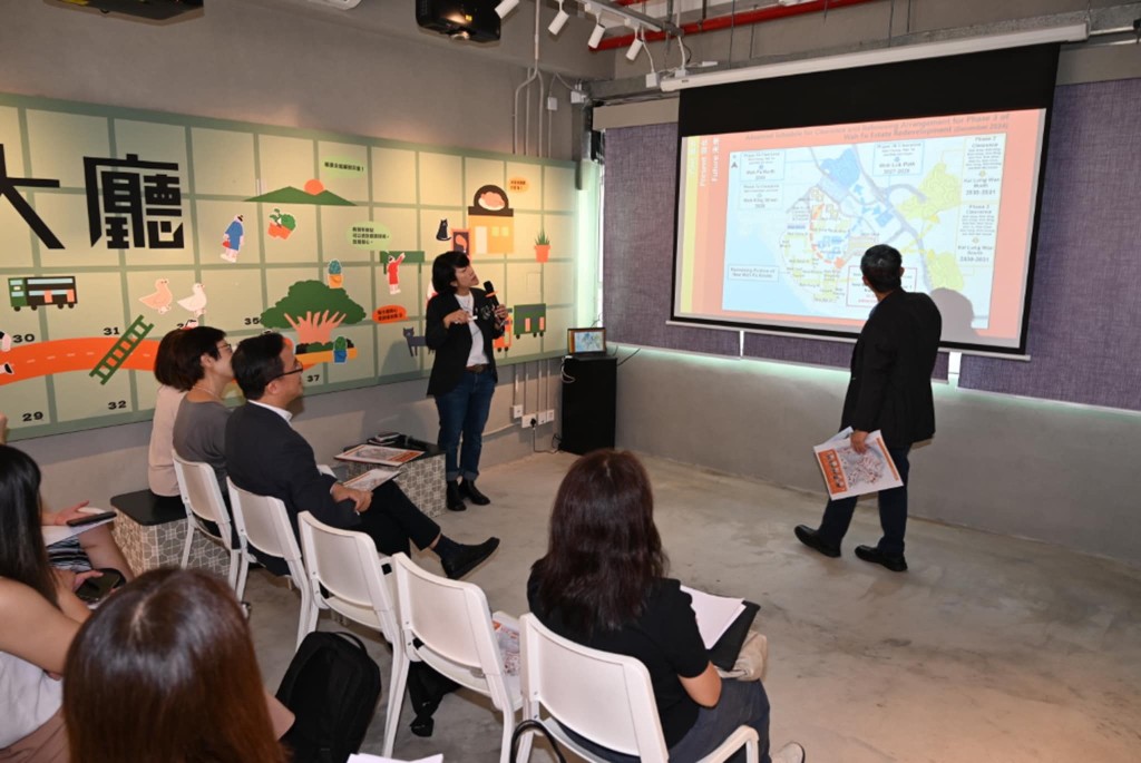 代表團首先於華富大廳聽取華富邨重建重點。何永賢FB 代表團首先於華富大廳聽取華富邨重建重點。何永賢FB