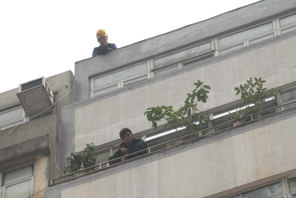 男子危站大廈外。