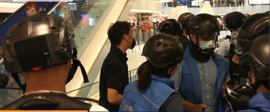 警員在新世紀廣場驅散聚集人士。警方FB截圖