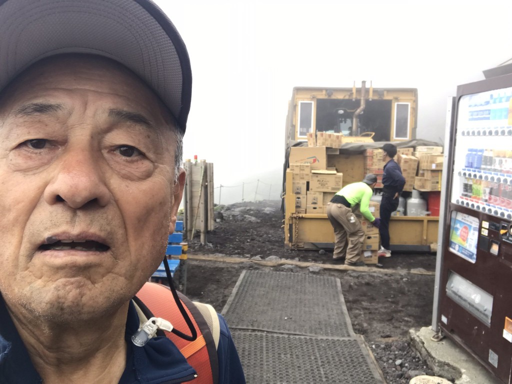 實川欣伸下雨也不會放棄，車上備有超過10對登山鞋。