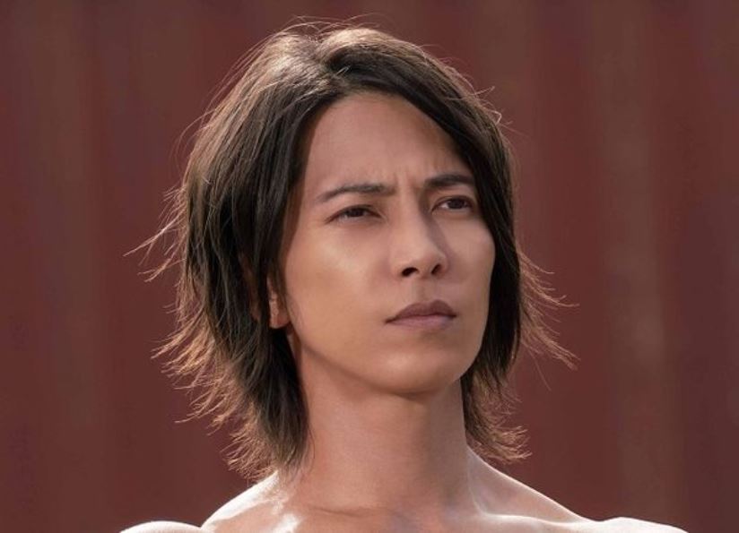 山下智久飾演「梅花K 久間欣治」。