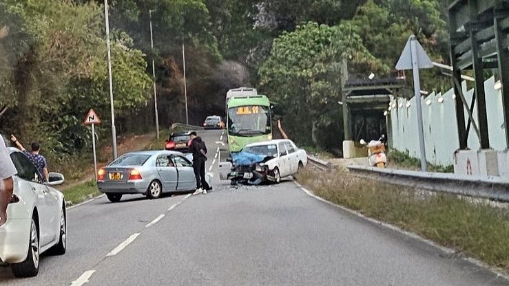 東涌道的士私家車互撼 兩車司機受傷 一度有人被困 。FB:梅窩人