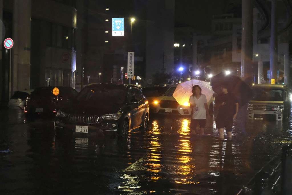日本千叶县遭遇破纪录暴雨，多处住宅及道路严重水浸。路透社