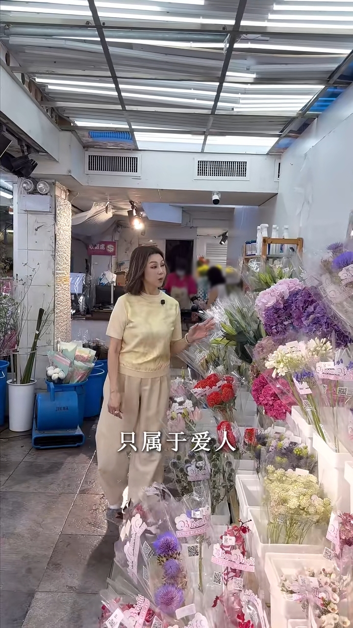 謝玲玲挑選鮮花。