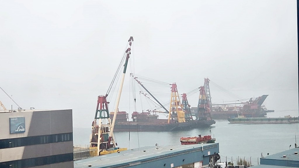 在將軍澳海旁都望不清楚對岸景色。