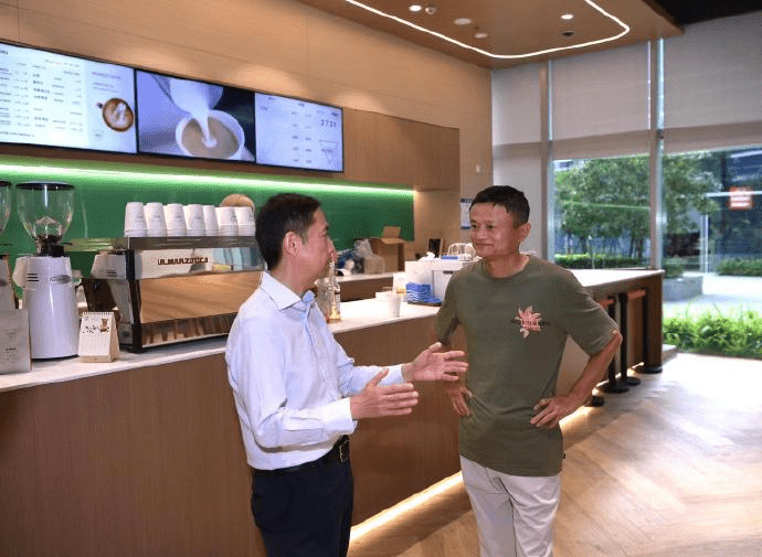張勇和馬雲在咖啡店買咖啡。微博
