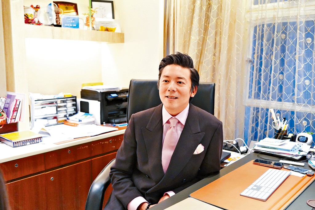 包始源指，社交媒體是一把「雙面刃」。