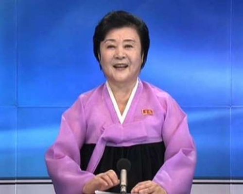現年75歲的北韓國寶級女主播李春姬，周三宣佈退休，正式結束47年的主播生涯，「咆哮」報導方式成為絕響。(網圖)