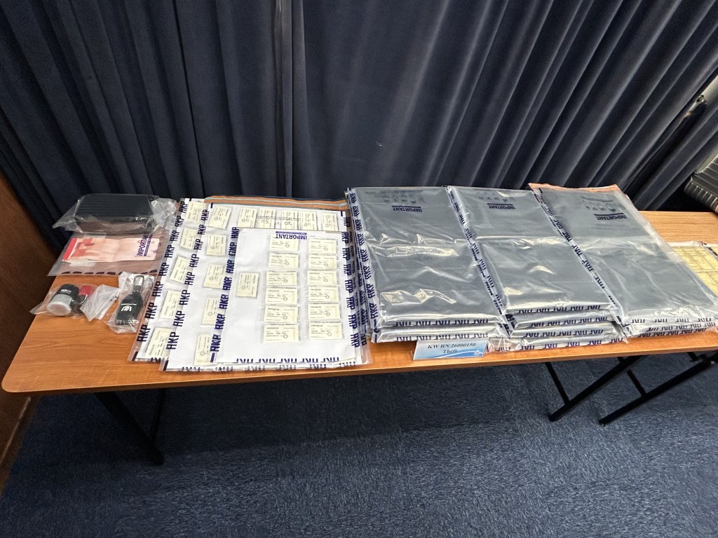 警方起回約值 9300萬元的73條金條。曾志恒攝 警方起回約值 9300萬元的73條金條。曾志恒攝