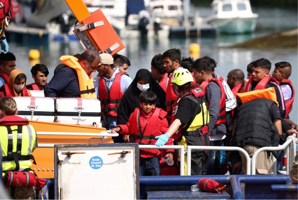 英国边境部队船上一批获救的偷渡客。 路透社