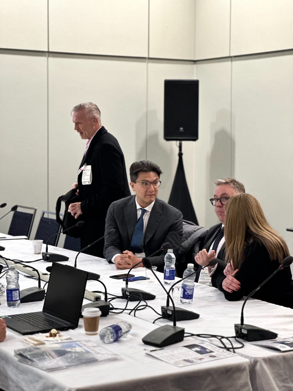 大律師公會主席毛樂禮在年會期間與其他海外與會者交流。 大律師公會主席毛樂禮在年會期間與其他海外與會者交流。