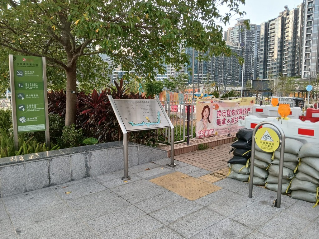 附著水馬的雙重沙包陣，已妥妥的放在將軍澳 海濱長廊兩邊 大路出入口。