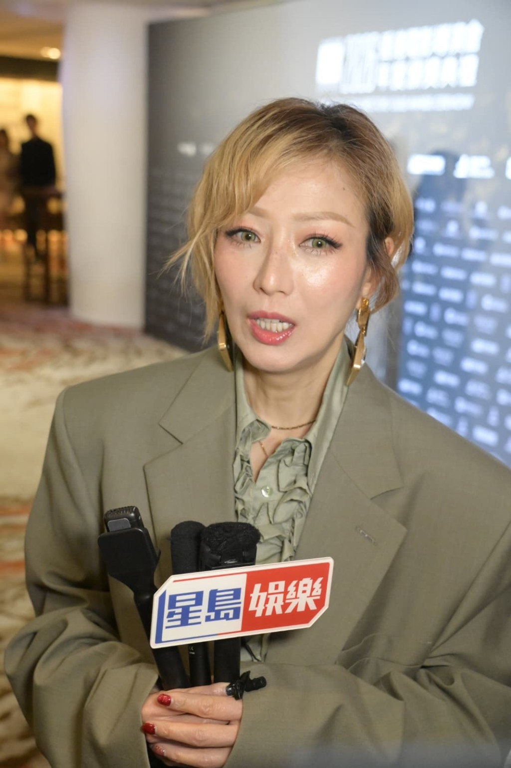郑秀文计划演唱会前推出专辑,望音乐方面也取得佳绩。 郑秀文计划演唱会前推出专辑,望音乐方面也取得佳绩。